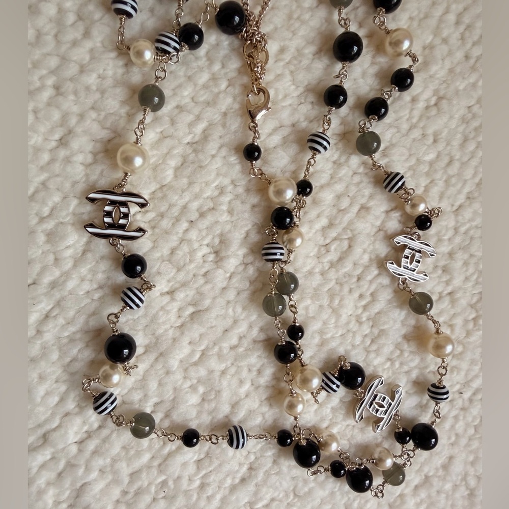 🤍Vintage Chanel Multicolor Beaded CC Necklace Pearls, Black & White Glass Beads🖤 - Picture 13 of 16